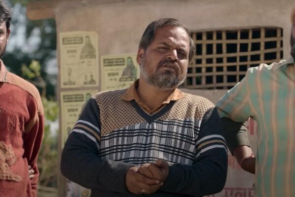 पंचायत सीजन 4 का पोस्टर जिसमें फुलेरा गांव की झलक है