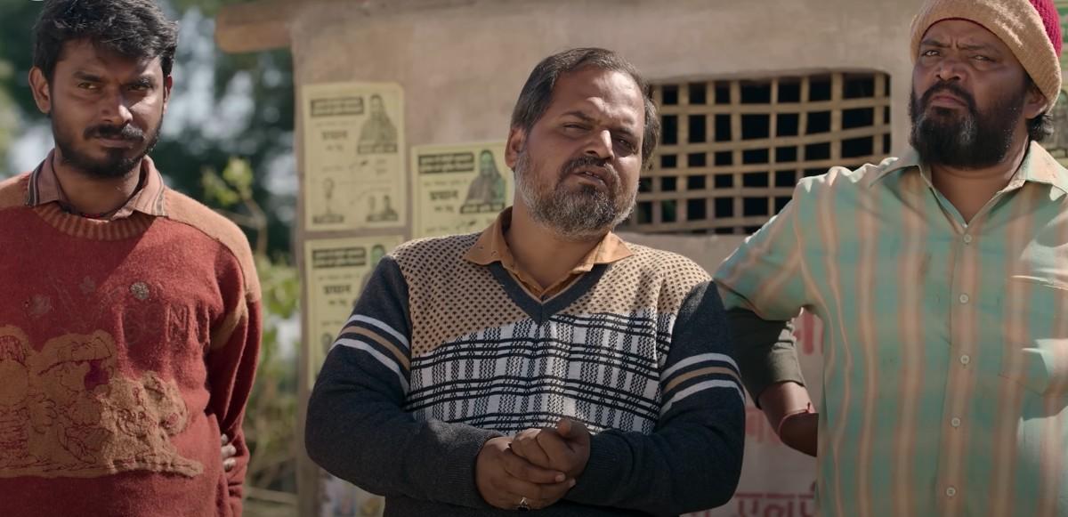 पंचायत सीजन 4 का पोस्टर जिसमें फुलेरा गांव की झलक है